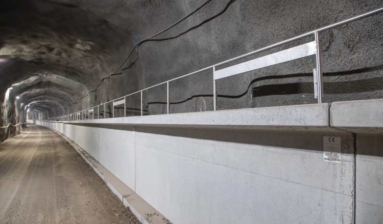 Matinkylä-Kivenlahti-osuuden ratalinja toukokuussa 2019. Kuvassa näkyy molempiin tunneleihin rakennettu tukimuurielementti, jonka sisällä kulkee Länsimetron talotekniikan kaapeleita ja kansi toimii hätäpoistumistasona. Kuva: Timo Kauppila, INDAV